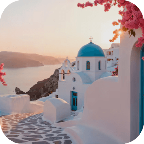 Atardecer en una isla griega sobre un pueblo encalado con iglesia de cúpula azul