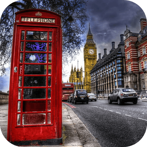 Cabina telefónica roja en una calle de Londres cerca del Big Ben