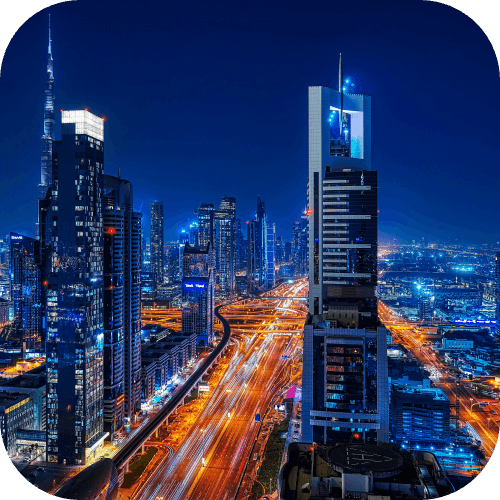Skyline de Dubái de noche con rascacielos iluminados y luces de la ciudad